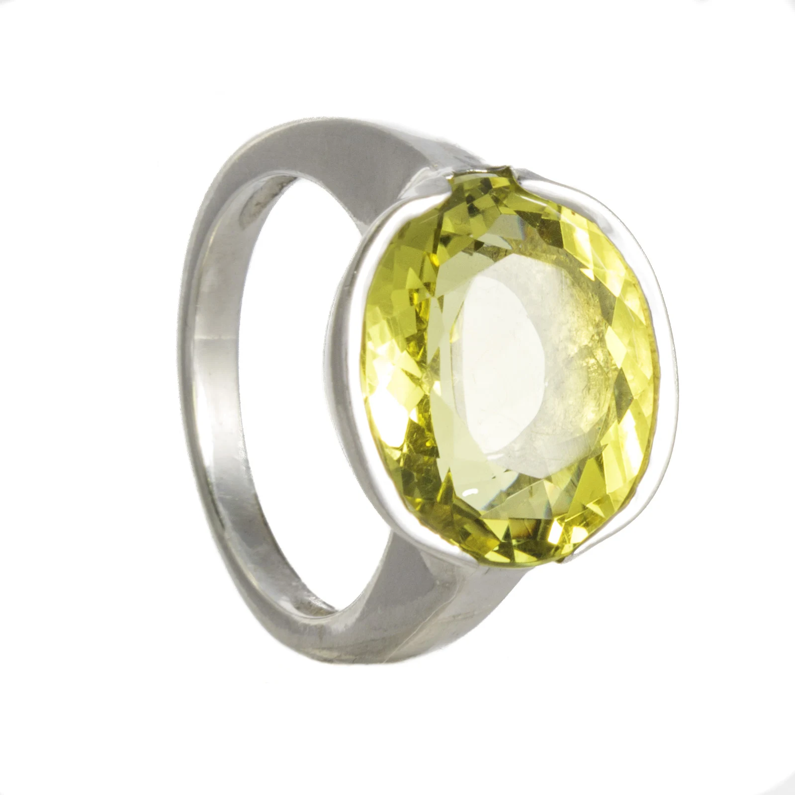 Bague de la collection Spin avec une pierre ovale vert tendre sur fond clair