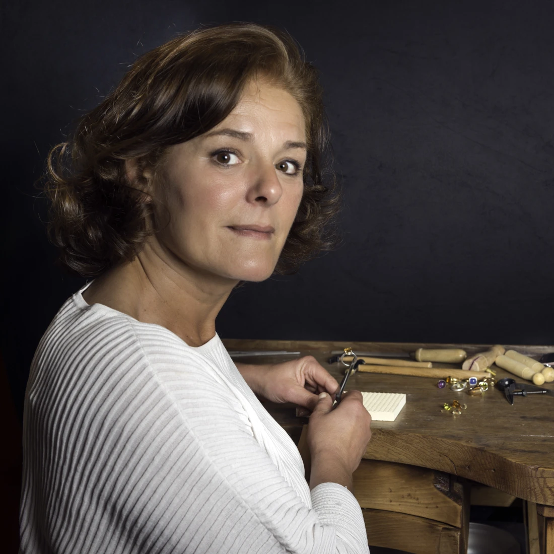 Alice Ragueneau, fondatrice de la maison Spinelle, à son établi de joaillerie
