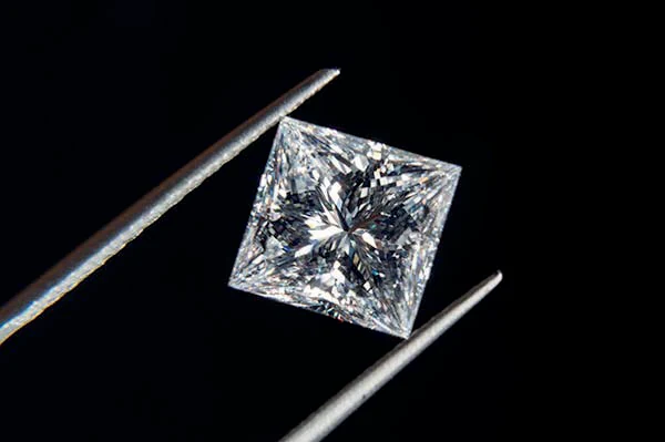 Diamant tenu à la pince, photographié dans le dossier de presse Spinelle