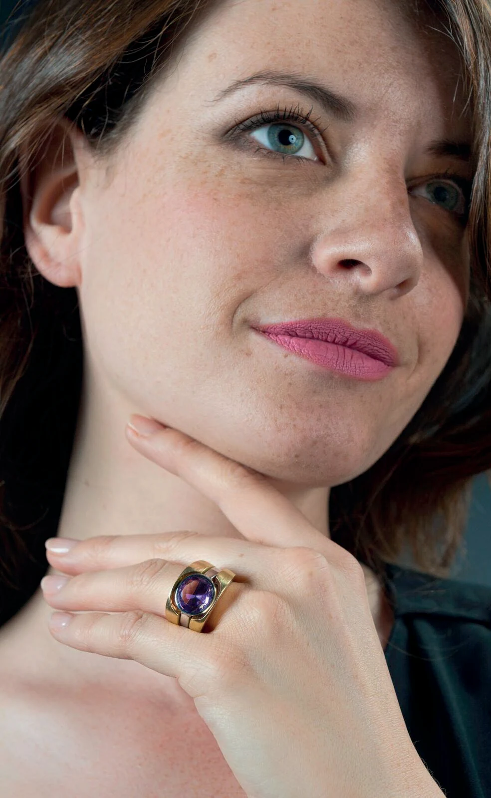 Portrait d’un modèle portant une bague Spinelle à pierre violette, photographié pour le dossier de presse de la maison